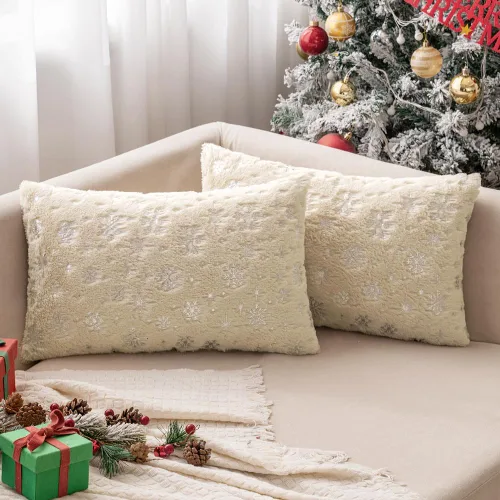 Vista 16 de MIULEE - Juego de 2 fundas de cojín decorativas de Navidad, hechas de piel sintética suave con copos de nieve plateados y brillantina, para Verde