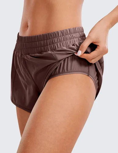 Vista 3 de CRZ YOGA Pantalones cortos de correr para mujer, cintura baja, 2.5 pulgadas, forro de malla, secado rápido, gimnasio, atletismo, entrenamiento