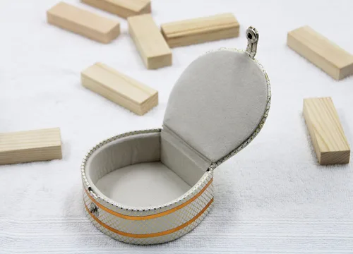 Vista 7 de Accesorios de joyería cosmética de piel sintética, pequeña, redonda, para anillos, aretes, caja de collar, organizador de armario para mujer