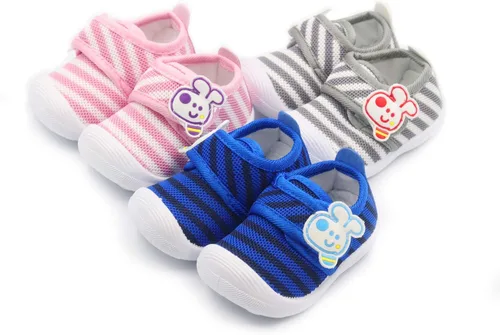Vista 2 de WILLFUN Zapatos chirriantes para bebés, niños y niñas, tenis para primeros caminos, suela suave, para niños pequeños de 0 a 3 años