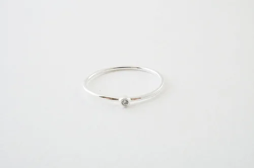 Vista 2 de Honeycat Anillo solitario con bisel en oro, oro rosa o plata Joyería minimalista y delicada