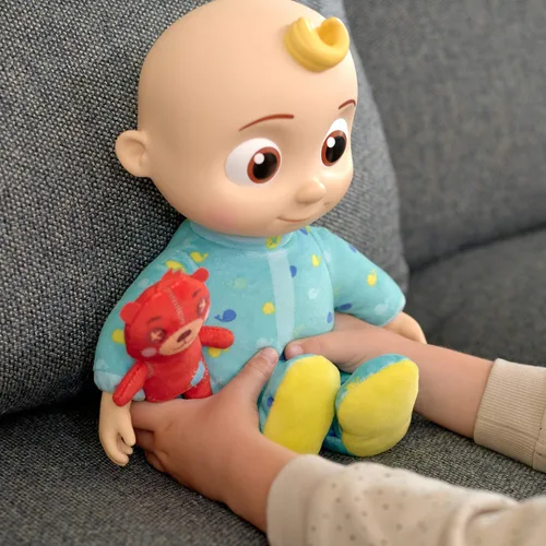 Vista 10 de CoComelon Muñeco de Peluche Musical JJ - Presiona la Barriguita para Cantar Clips de Canciones de Cuna - Incluye Función y Pequeños Osos de Peluche