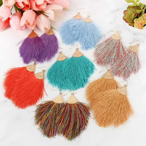 Vista 6 de Aretes bohemios de hilo sedoso con flecos y borlas – Ligeros, colgantes, con hebras y forma de pluma Fleco de plumas - Azul Aqua