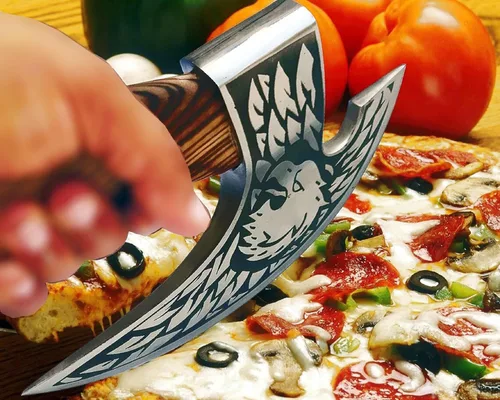 Vista 11 de SHINY CRAFTS® Hacha Cortadora de Pizza Vikinga – Hoja de Acero al Carbono con Grabado Negro y Funda – Auténtico Regalo Medieval para Él, Hacha