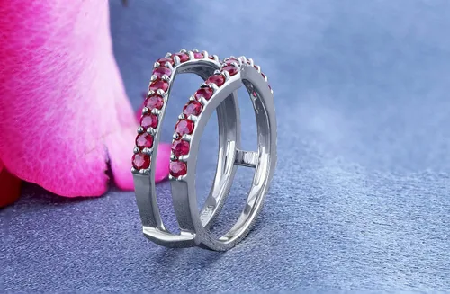 Vista 4 de Dazzlingrock Collection Anillo realzador de anillo de boda de doble guardia de rubí redondo para mujer en oro