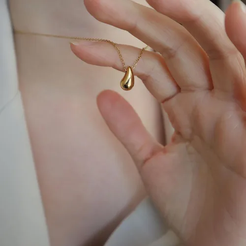 Vista 5 de Juego de aretes de aro y collares gruesos de oro para mujeres y niñas, aros abiertos ligeros con forma de gota de agua, aretes chapados en oro