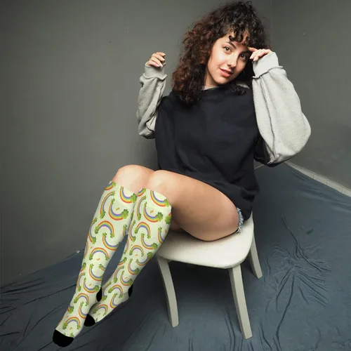 Vista 4 de devor Calcetines para mujer hasta la rodilla, calcetines atléticos, calcetines de moda de hadas con tréboles verdes de la suerte