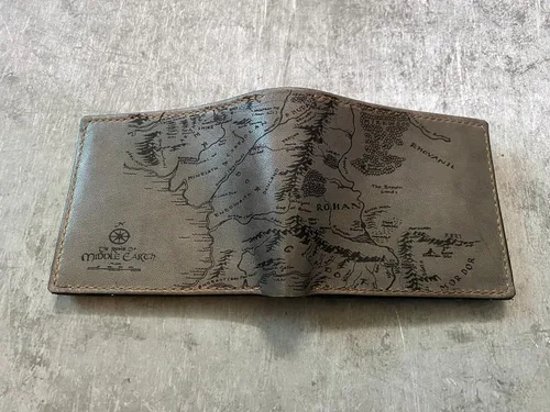 Vista 19 de Billetera vintage hecha a mano para hombre – Cuero auténtico plegable con grabado de mapa, regalo personalizable, Castaño, medio, Billetera plegable