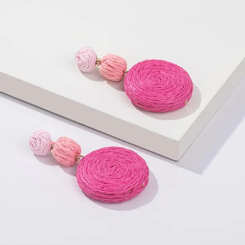 Vista 7 de Statement Raffia - Aretes redondos de bola colgantes de rafia, bonitos aretes bohemios hechos a mano para el verano para mujer