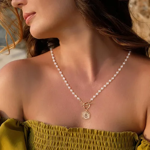 Vista 4 de Collar de perlas con inicial de oro para mujer, chapado en oro de 14 quilates, hecho a mano de 0.197in, collar de perlas de imitación redondo