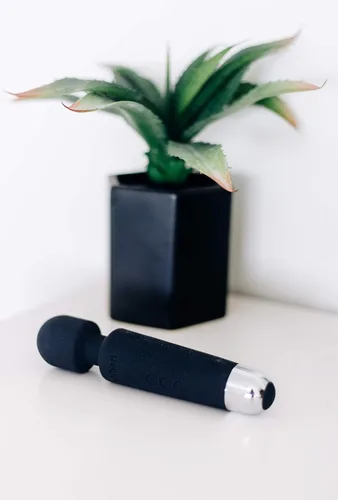 Vista 4 de Shibari Mini Vibrador Halo, Masajeador de Varita, Inalámbrico, Silencioso, Alta Potencia e Impermeable, Estimulación del Clítoris por Vibración