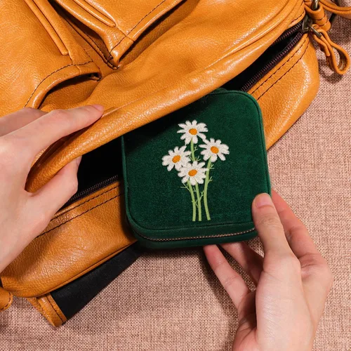 Vista 6 de GSPY Joyero de viaje de terciopelo, regalos de margaritas para mujeres, estuche de viaje para joyas pequeño, organizador de joyas de viaje, regalos