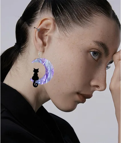 Vista 5 de Aretes colgantes creativos y bonitos de acrílico con diseño de gato negro en la luna morada, delicados, elegantes, encantadores y encantadores
