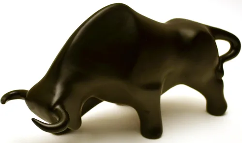 Vista 6 de Toro de escultura de cerámica hecho a mano y pintado a mano. Figura decorativa (tamaño pequeño 9.45 x 5.51 x 3.94 pulgadas) (negro mate)