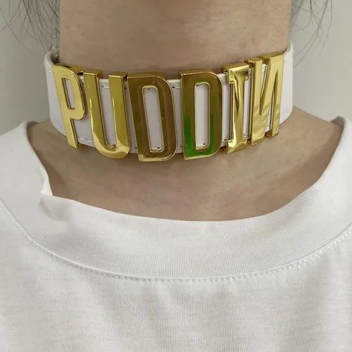 Vista 2 de YANCHUN Gargantilla de Puddin para mujer, de cuero punk, collar con letra, collar de espigas, pulsera de espigas, accesorios de disfraz de Halloween