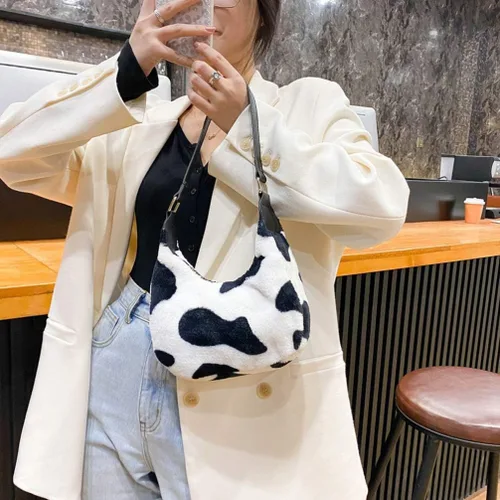 Vista 2 de PRETYZOOM bolso de hombro de felpa de vaca de impresión bolso de las mujeres de felpa bolso de mano otoño invierno suave casual esponjoso mujer
