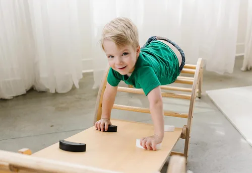 Vista 3 de Beright Gimnasio triangular Pikler 4 en 1, escalador plegable Montessori con rampa, juguetes de escalada de interior para niños, triángulo