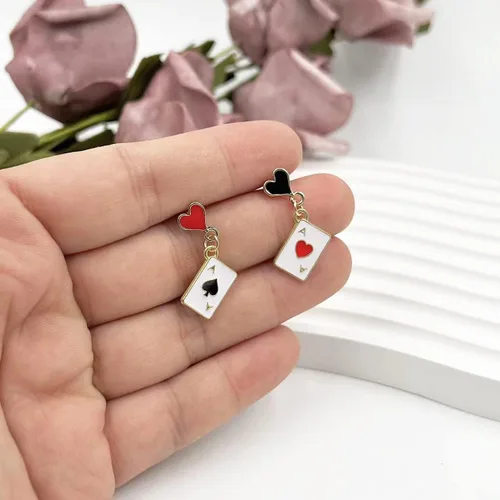 Vista 4 de Aretes de reina de corazón, aretes colgantes de reloj de póquer con corazón rojo para mujer, aretes largos asimétricos de póquer, aretes colgantes