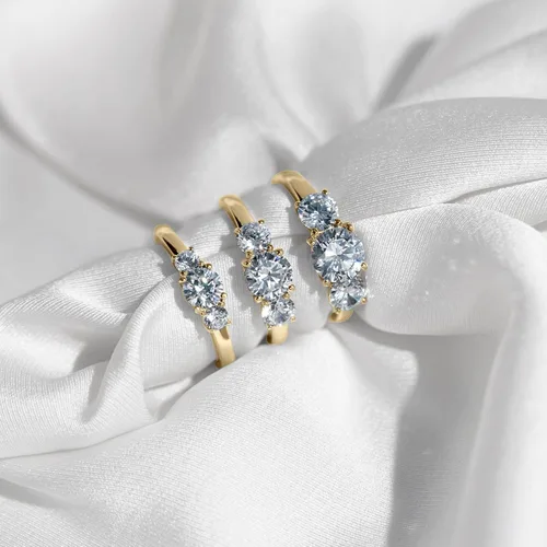 Vista 4 de Tienda Collection Anillo redondo de plata de ley chapado en oro o platino con 3 piedras hecho con circonitas infinitas