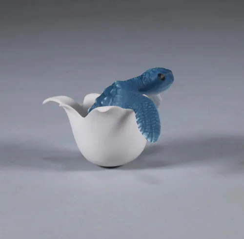 Vista 8 de Tortuga que eclosiona del huevo por John Perry Blue Mobile mecedora escultura Tipsy Turtle