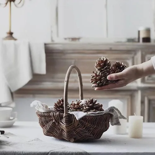 Vista 3 de Yahpetes 24 conos de pino de Navidad de 1.96 pulgadas con punta de nieve natural, decoraciones de piñas rústicas de Navidad para decoración y diseño