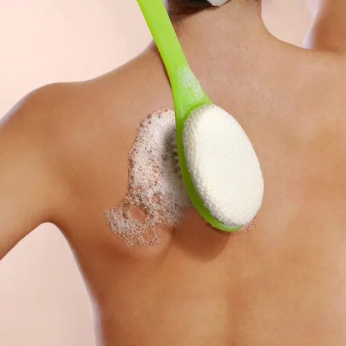 Vista 3 de EcoTools Buff + Cepillo de baño pulido, mango largo para limpiar y exfoliar la espalda y zonas difíciles de alcanzar, cepillo de ducha ecológico que