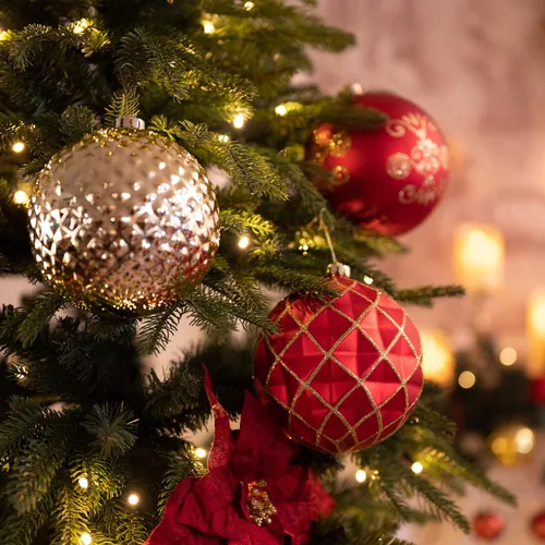 Vista 6 de Valery Madelyn Adorno grande para árboles de Navidad, 4 unidades, 5.9 pulgadas, rojo y dorado, inastillable, adornos de bola colgante de lujo a