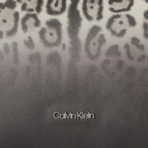 Vista 5 de Calvin Klein Mochila de cadena de triple compartimento con micro guijarros de Hailey