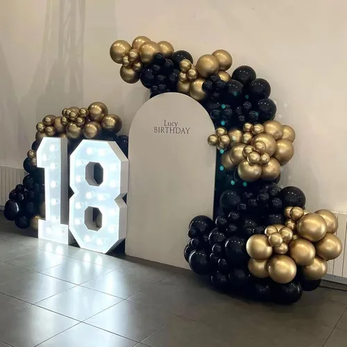 Vista 7 de Kit de arco de guirnalda de globos de color dorado y negro, 134 globos metálicos dorados y negros con diferentes tamaños para graduación
