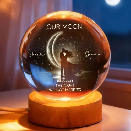 Vista 2 de Pofily Pareja besándose bajo la luz de la luna, Fase lunar personalizada por fecha, luz nocturna LED de bola de cristal personalizada, regalo