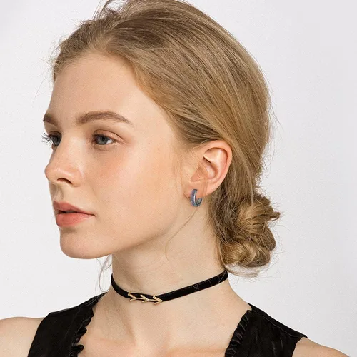 Vista 2 de CiNily Aretes Huggie de ópalo con bisagras, chapados en oro, hipoalergénicos, pequeños aretes de aro para mujeres, adolescentes, niñas, hombres