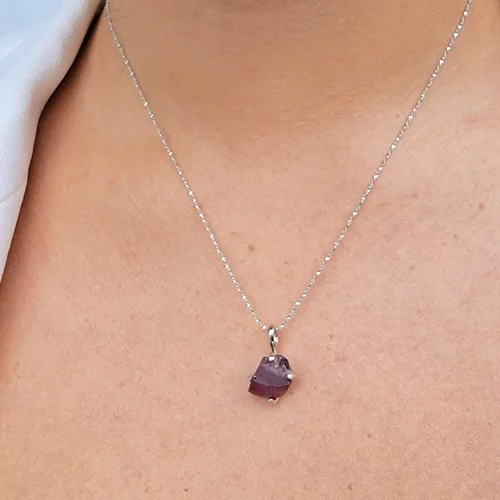 Vista 2 de Collar de cadena con colgante de piedra preciosa natural en bruto con oro blanco sobre plata de ley 925, piedra natal delicado regalo solitario