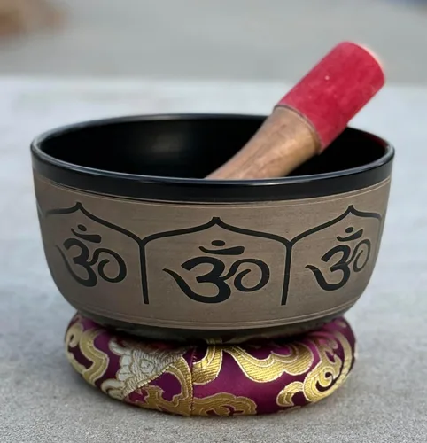 Vista 6 de DharmaObjects Yoga Meditación 6 Pulgadas 8 Símbolos de la Suerte Símbolos Cantando Tazón/Cojín/Cuero Mazo Set de Regalo (Negro)