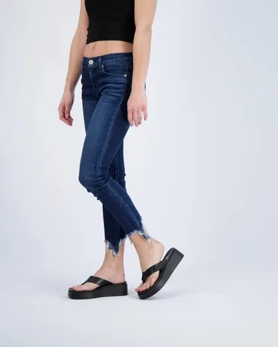 Vista 6 de CUSHIONAIRE Sandalia con plataforma Pippin para mujer con espuma viscoelástica, Negro