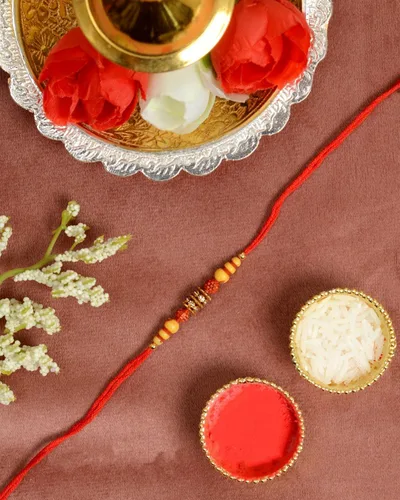 Vista 2 de RakhiRakhi para hermanoRudraksha RakhiEnviar rakhi a Estados UnidosRakhi para hermano con set de regaloPulsera Rakhirakhi para hermano y bhabhiSet