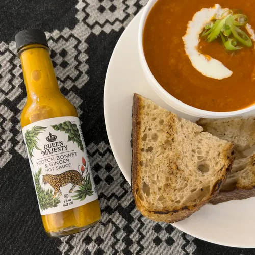 Vista 4 de Queen Majesty Paquete variado de salsa picante – Destacado en Hot Ones – Scotch Bonnet & Jinger, Habanero Rojo y Café Negro, Tequila Jalapeño