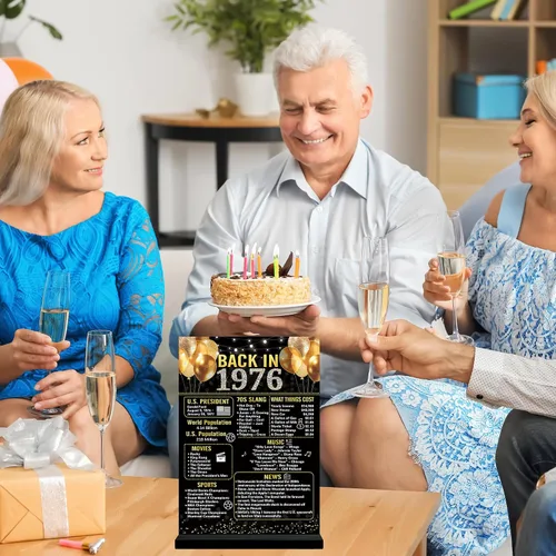 Vista 8 de Trgowaul Decoraciones de cumpleaños n.° 50 para mujeres y hombres, cartel de cumpleaños en acrílico negro y dorado de regreso en 1976 con soporte