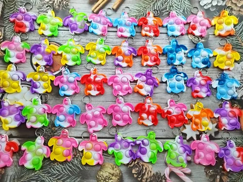 Vista 2 de Paquete de 100 llaveros a granel con diseño de tortugas pequeñas, para niños y niñas, regalos de fiesta de cumpleaños, suministros de verano, aula