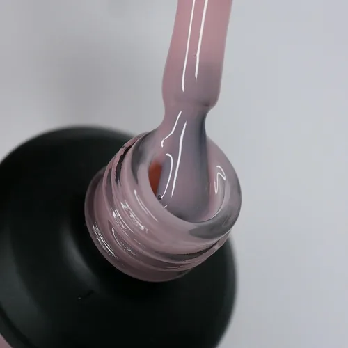 Vista 3 de IN.HYPE Capa base de goma elástica. UV/LED curable. Recubrimiento corrector con adhesión mejorada. Remuévese con inmersión (Almendra)