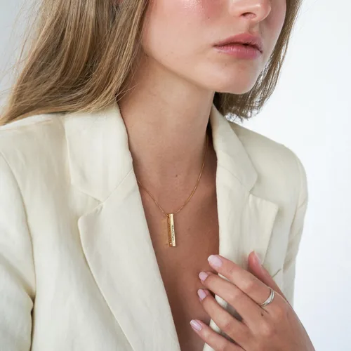 Vista 2 de OAK & LUNA - Collar de barra de pilar personalizado con opciones de diamantes - Colgante grabado con inscripción personalizada - Hasta 4 nombres