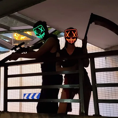 Vista 7 de Paquete de 2 máscaras de Purga de Halloween, máscara de luz LED, máscara de miedo para hombres, niños, cosplay, Halloween, fiestas de máscaras