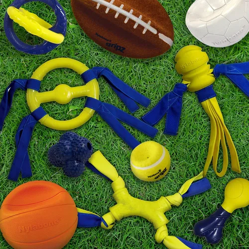 Vista 13 de Nylabone Power Play Gripz Pelota de fútbol de fieltro con cuerda de agarre de goma, pelota con pito para perros, mediana (1 unidad)