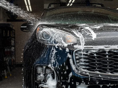 Vista 4 de Meguiar's Paquete de lavado de autos – 1 galón Ultimate Wash & Wax, jabón de lavado de autos con protección adicional de cera y guante