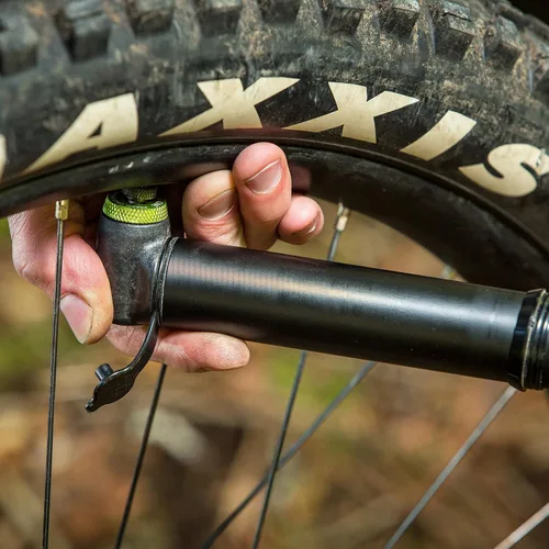 Vista 4 de OneUp Components Bomba de bicicleta EDC