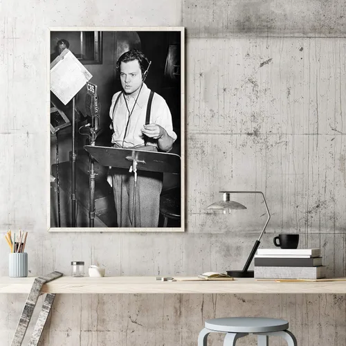 Vista 2 de Orson Welles (1915-1985) Director Namerican Productor Guionista y actor mostrado transmitiendo su famosa adaptación de la novela de HG Wells La