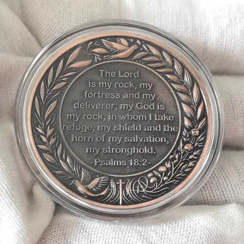 Vista 2 de Moneda inspiradora de desafío cristiano, The Lord is My Rock, aleación de zinc, 1.57 pulgadas de diámetro, Escritura del Salmo 18:2, funda Moneda