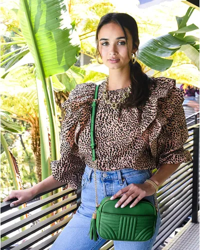 Vista 2 de EVVE Bolsos cruzados acolchados para mujer, elegante bolsa para cámara con borla, bolso de hombro ligero de tamaño mediano