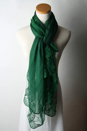 Vista 6 de corciova Bufanda de seda de gasa extra larga color verde esmeralda oscuro, bufanda de seda ligera para la noche, chal y envoltura para mujer