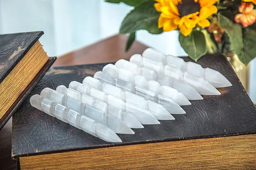 Vista 8 de JIC Gem Varitas redondas de selenita, 10 piezas de piedra de cristal áspero natural, para sanación de chakras Reiki, decoración del hogar, 5.5-5.9 in