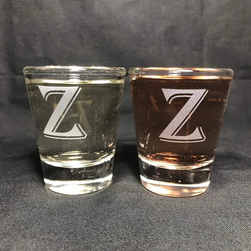 Vista 24 de Juego de 2 vasos de chupito con letras de monograma de 1.5 oz (B)